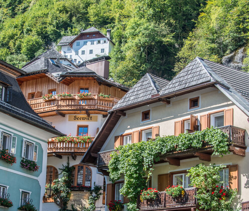 Hotel Seewirt Zauner zwischen den traditionellen Häusern im Zentrum der Stadt Hallstatt