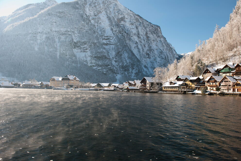The wonderful Lake Hallstatt with a view of the town of Hallstatt and the snow-covered mountain panorama of the Salzkammergut in wintertime