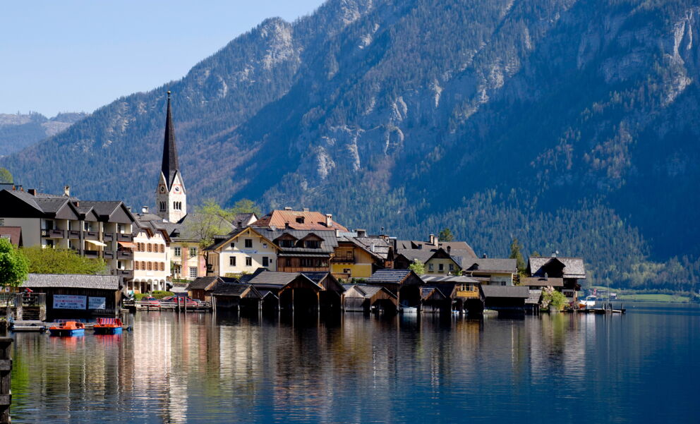 Blick auf die historische Stadt Hallstatt am Hallstätter See, mit dem gigantischen Gebirgszug des Salzammerguts im Hintergrund