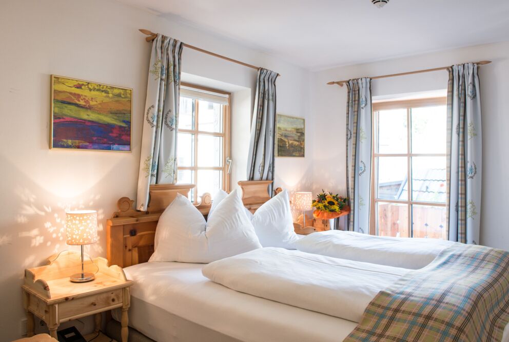 Cosy room with a large double bed and private balcony with a view of Hallstatt at Seewirt Zauner