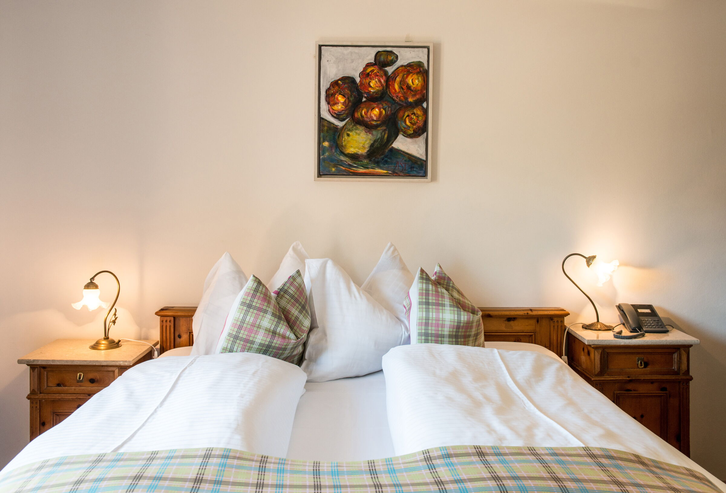 Gemütliches, helles Doppelzimmer mit liebevoll hergerichtetem Bett bei Seewirt Zauner im Zentrum von Hallstatt