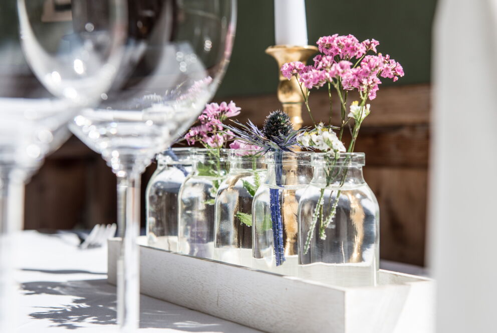 Schöne Blumenvasen im Restaurant Seewirt Zauner