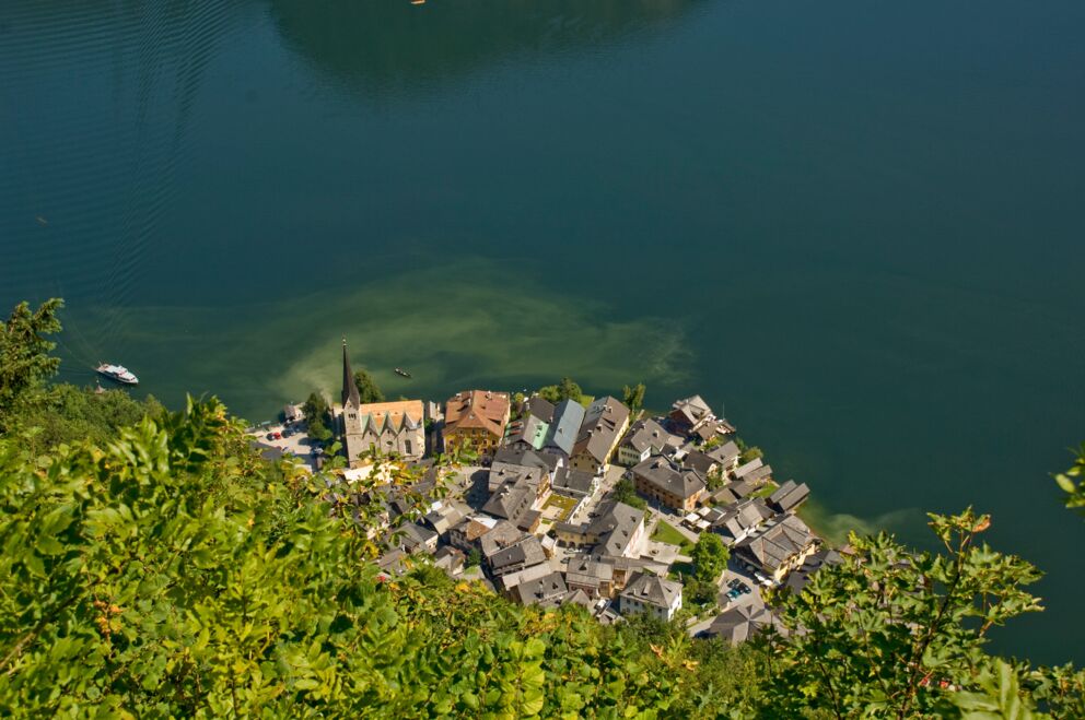 Blick auf Hotel Restaurant Seewirt Zauner und die Hallstatt von oben