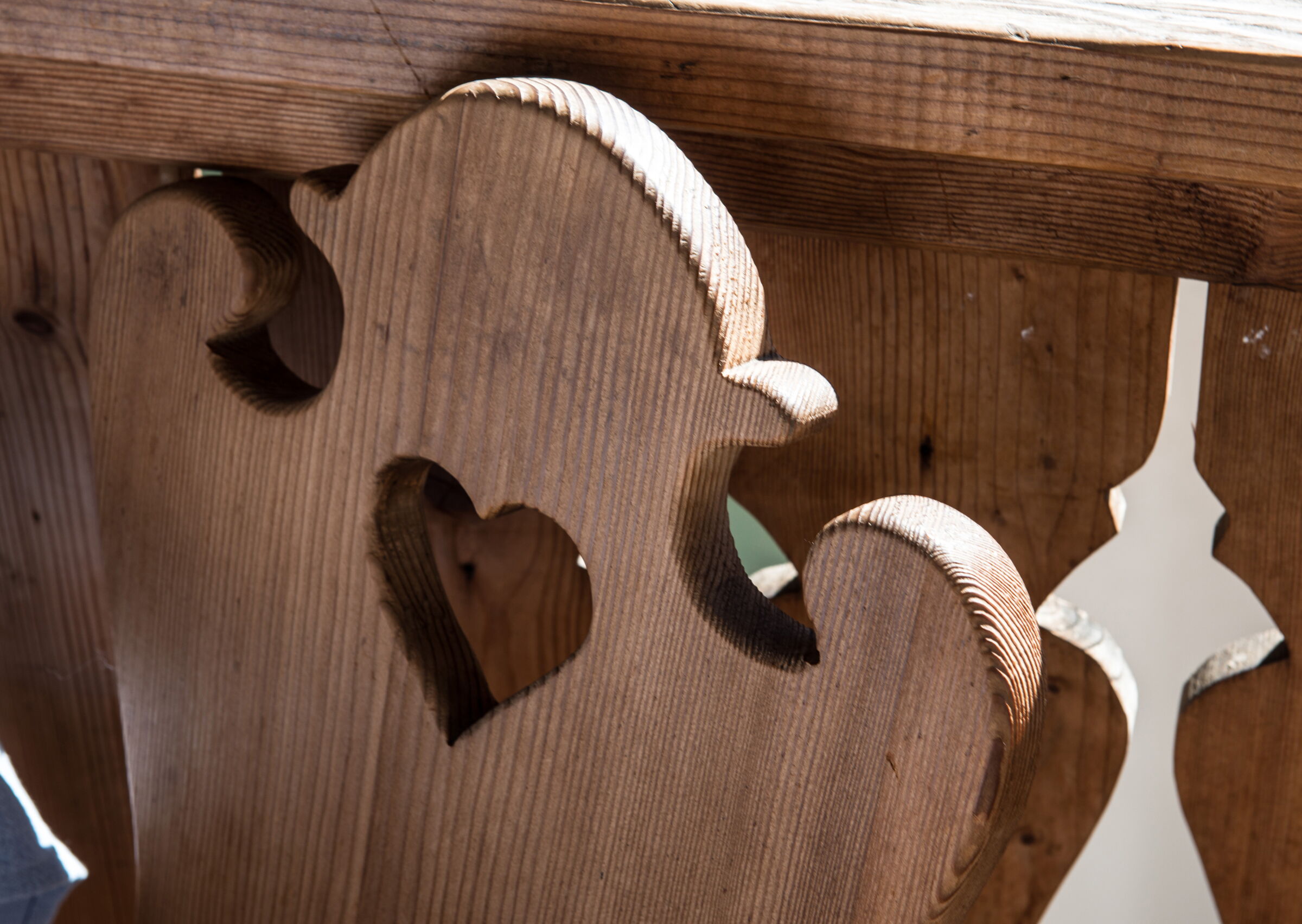 Holzstühle mit geschnitzten Herzen in der Lehne im Restaurant Seewirt Zauner in Hallstatt