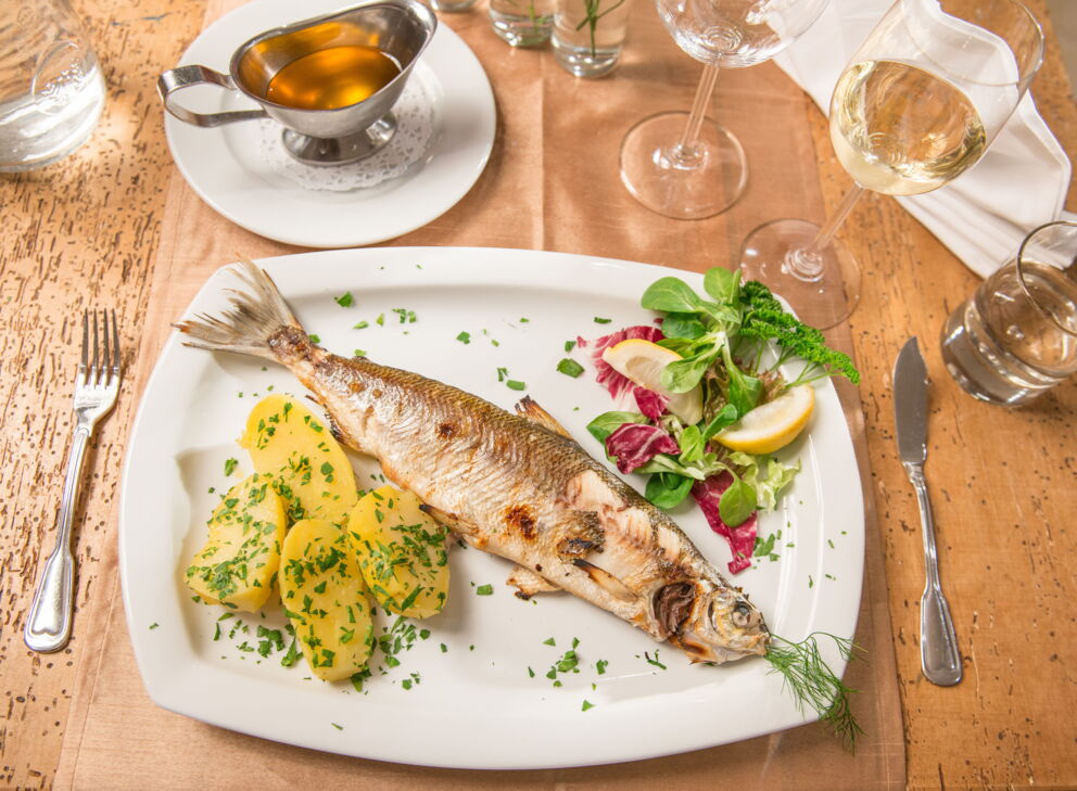 Köstlicher Fisch mit Petersilienkartoffeln im Restaurant des Hotel Seewirt Zauner