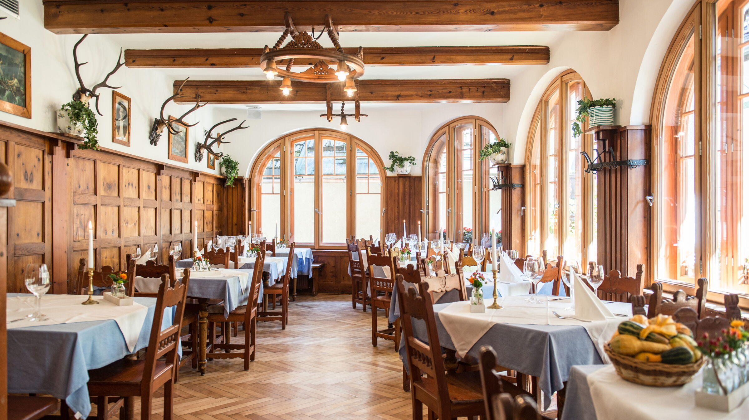 Traditionelles österreichisches Gasthaus beim Seewirt Zauner mit gedeckten Tischen in Hallstatt