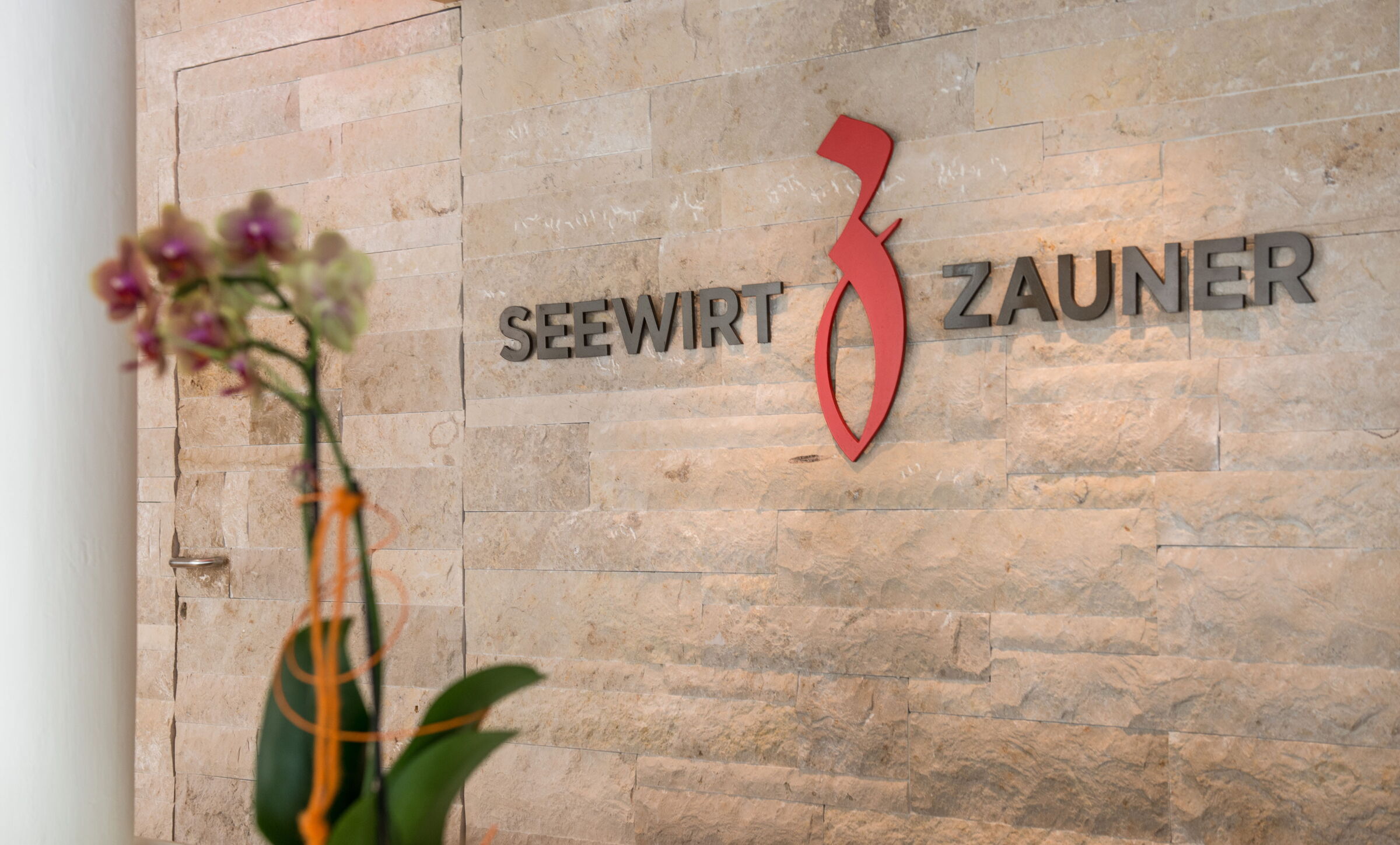 Eingang zum Hotel Seewirt Zauner mit dem Logo des Hotels in Hallstatt am Hallstätter See
