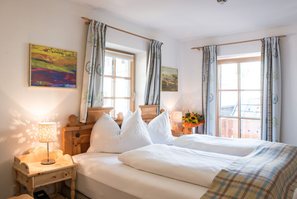 Cosy room with a large double bed and private balcony with a view of Hallstatt at Seewirt Zauner
