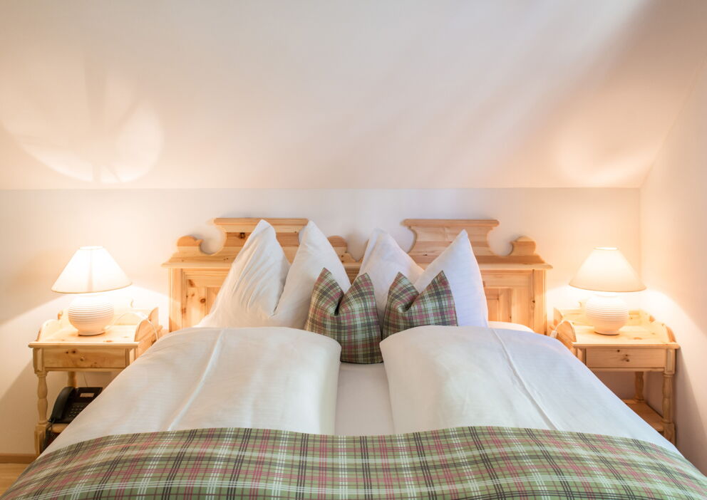 Modernes Zimmer im alpinen Stil im Zentrum der Stadt Hallstatt im oberösterreichischen Salzkammergut