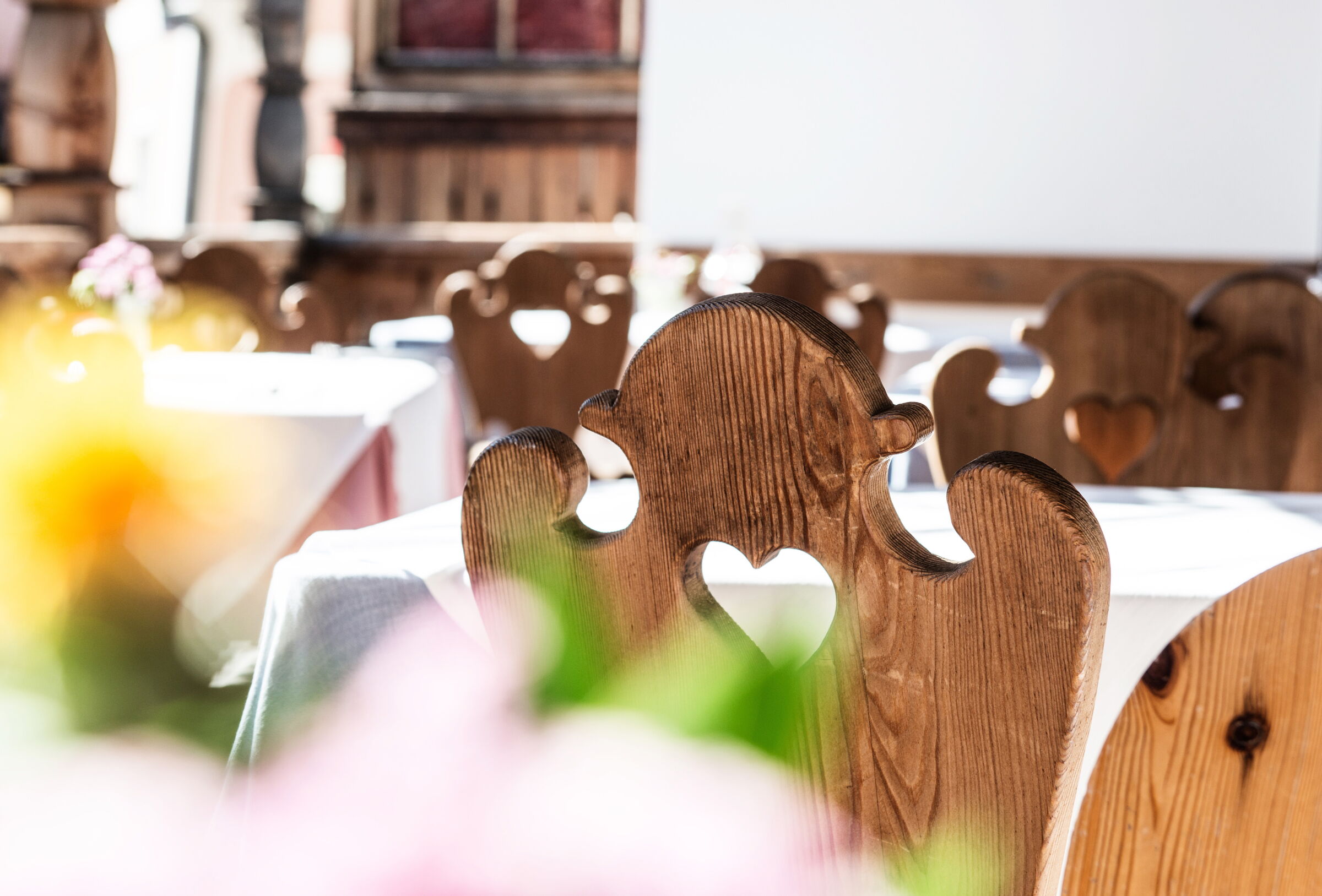 Handgefertigte Holzstühle mit Herz im Restaurant des Hotels Seewirt Zauner im schönen Hallstatt am Hallstätter See